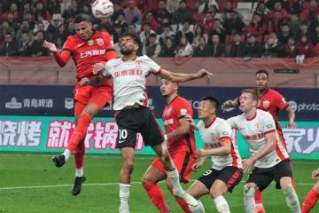 开云体育平台APP-包含上港横扫亚泰，全面占据领先优势让球迷振奋的词条