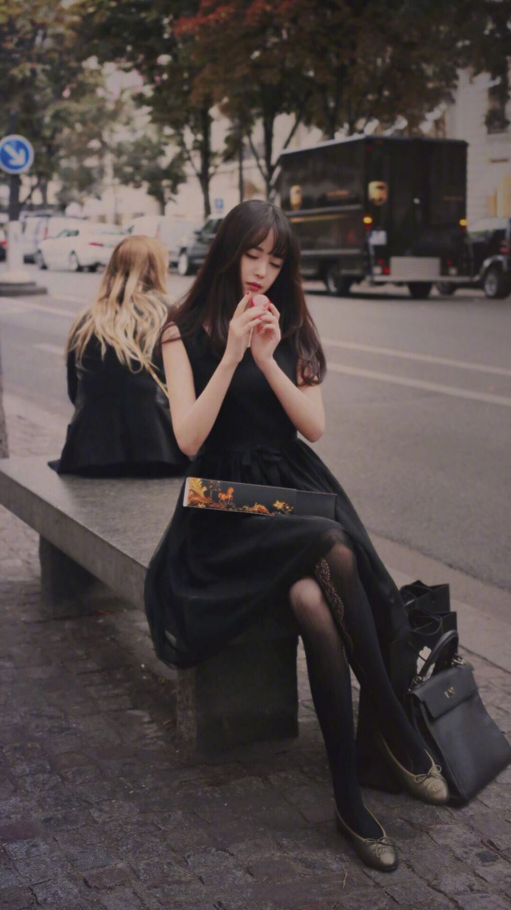 开云体育下载-跨界星光，库尔图瓦在NBA季后赛之夜的非凡聚焦